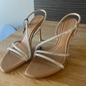 Festskor  - Så fina klackskor i storlek 41 från zara. Ändats använda 1 gång! Skriv privat för mer frågor!!
