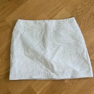 Linnekjol - Supersnygg minikjol i linne. Perfekt nu till sommaren. Säljer då den inte kommer till användning 💗