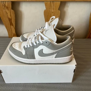 Jordan 1 Low - Ett par Jordan 1 Low wmns i storlek 40. Använda men i bra skick i färgen white/wolf grey☺️
