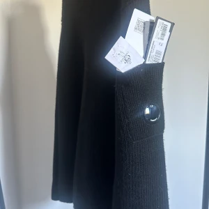 Cp company stickad crewneck - Cp company stickad crewneck🤠  -Storlek: 48 (L) -Skick: 9/10  -Pris: 1250kr -Nypris: 2300kr   Tveka inte att höra av dig vid minsta frågan!