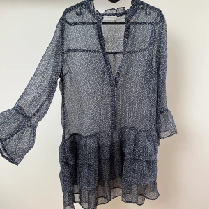 Neo Noir  - Neo Noir ”IBEN MOSAIC DRESS” i storlek M. Passar mig som har s-xs. Jag är 160! Längd från axeln 85cm. Midja ca 40-43cm. Slitningar finns, annars ok skick.