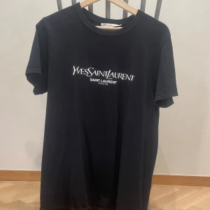Saint Laurent  - Hej! Säljer denna saint Laurent T-shirt i storlek S, Självklart utan några defekter. Tveka inte att höra av dig om bättre bilder eller frågor. 