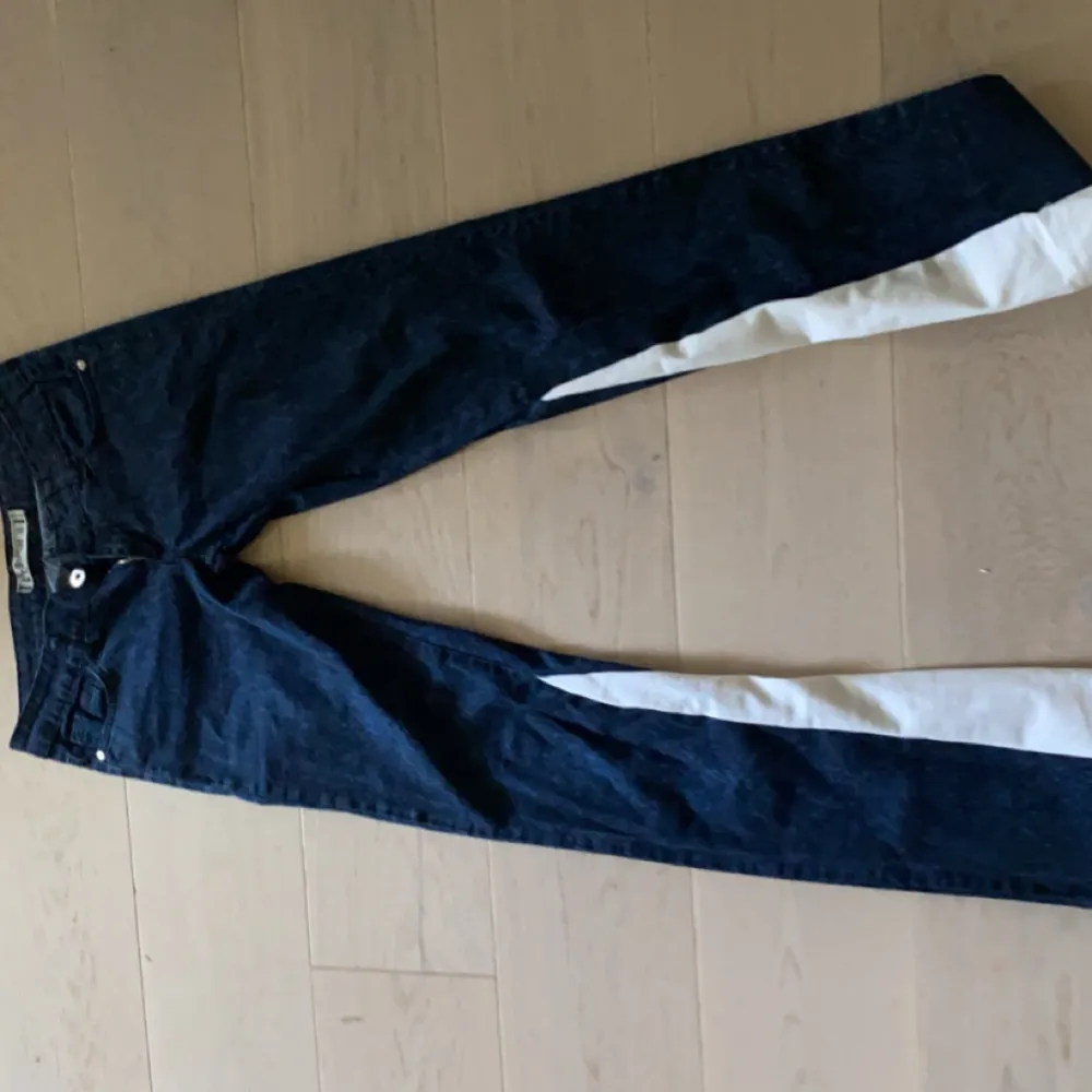 Blåa orm jeans med en vit bel nere vid benen , dom är köpte secondhand men avbrända 0 gånger❤️. Jeans & Byxor.
