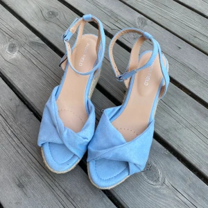 Ljusblå klackskor - Helt oanvända klackskor från Anna Field i storlek 37!