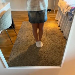 Jeans kjol - Jeanskjol som inte kommer till användning längre! Köpt förra året, använd ca 3 gg, bara att höra av er vid några frågor!💞