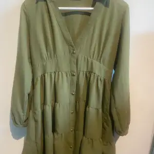 Säljer denna gröna klänningen från zara i storlek s. Super fint skick då den inte är använd.