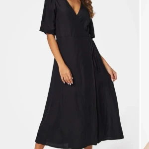 Svart linneklänning  - Säljer denna helt nya linneklänning. Oanvänd med prislappen kvar. Köpt för 599kr. 