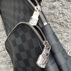 Louis Vuitton Sling bag - Säljer denna väska då jag längre inte har behov av. Den köptes från Louis Vuittons officiella hemsida. Kvitto finns vid intresse. Priset är inte hugget i sten men inga skambud tack!