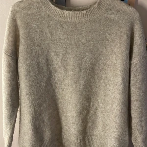 Stickad beige tröja  - Säljer denna beige stickade tröjan i storlek xs/s💞 Säljer pga att den inte kommer till användning, använd fåtal gånger och i bra skick.  Skriv vid frågor eller andra funderingar💞