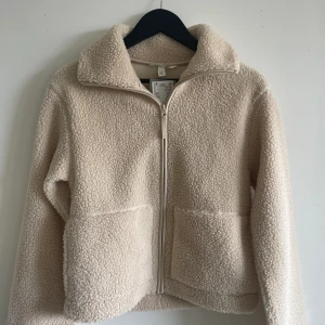 Teddyjacka - Teddyjacka från hm som aldrig blivit använd, har inte kommit till användning. 