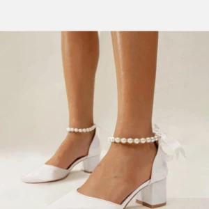 Bröllop bal oanvänd  st 37 - Helt ny satinsko beställd från fantastiska JJ House i Australien. Nya oanvända st 37, passar dottern som har st 37,5 i vanliga sneakers. Köpta för 850kr plus frakt.  