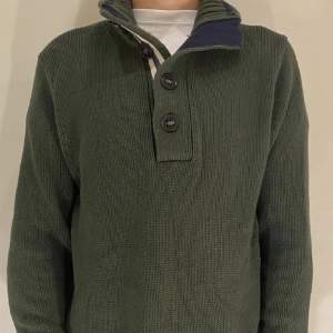 En väldigt snygg mörkgrön halfzip stickad tröja, tröjan är i storlek M och i ett bra skick, tveka inte på att höra av dig!