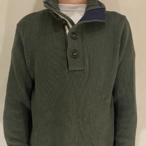 Halfzip Tommy hilfiger  - En väldigt snygg mörkgrön halfzip stickad tröja, man kan använda den till sena sommarkvällar och psssar bra till hösten, tröjan är i storlek M och i ett bra skick, tveka inte på att höra av dig!