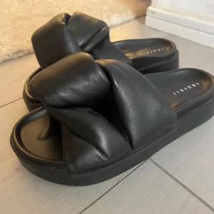 Inuikii tofflor  - Dem är aldrig använda ute då dem är för små för mig, endast testade inne