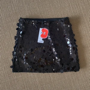 Populär paljett kjol - Paljett kjol som är köpt på cider. Kom aldrig till användning då leveransen var försenad och hann aldrig komma till just sen dagen jag tänkt ha på mig den. Skit snygg kjol