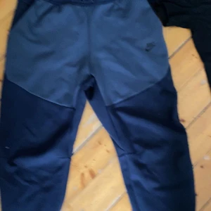 Nike tech byxor  - Äkta Nike tech byxor rena Inge hål eller smuts ! Storlek l men e mer som m