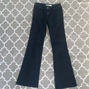Säljer ett par svarta flare mos mosh jeans i storlek 27/32💗