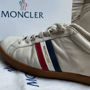 Moncler skor - Säljer ett par moncler skor! 6/10 inga repor eller skador. Box och dustbag följer med. Pris går att diskutera.