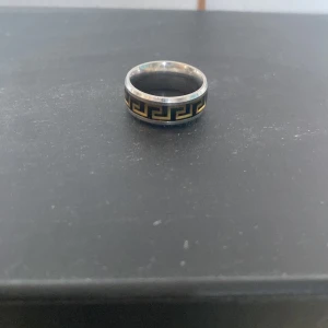 Versace ring - Oklart om den är äkta  Inga skador ellr repor 
