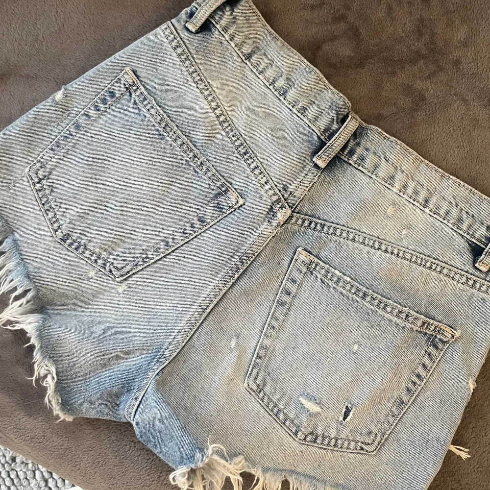 Såå fina jeansshorts till sommaren🩷 Passar med allt! Dom är i stolek 36 från Zara och säljer på grund av att dom är försmå🩷. Shorts.