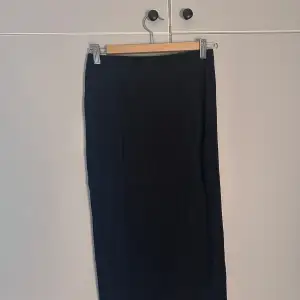 hejj säljer en jättefin svart kjol från h&m i strk S! 💗💗