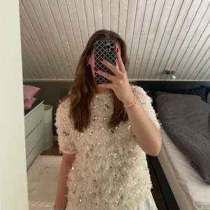 Tröja från Zara - Jättesöt paljett tröja från zara men som tyvärr inte kommer till användning för mig, köpt på barnavdelningen (storlek 164) men passar mig som vanligtvis är en S