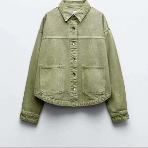 Grön jeansjacka  - Säljer denna då den inte rikigt var min stil💕💕