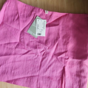 Kjol - Rosa kjol från h&m. Aldrig använd, lapp kvar. Lite distress ~ andra bilden 