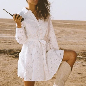 Studentklänning - Intresse koll på denna snygga klänning i storlek S/ 36 som passar perfekt till studenten🤎Hör av er vid frågor eller funderingar! Tryck ej på ”köp nu”!!!