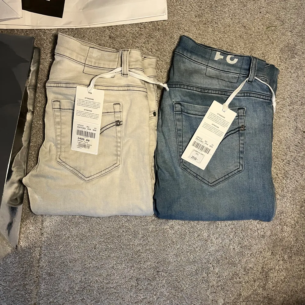 Tja säljer mina Dondup jeans grå köpta på nk blå på United fashion båda är i bra skick runt 7-8/10 där de grå har lite smuts vid ena benet vilket borde gå bort om man tvättar de kan tänka mig gå ner i pris vid köp av båda storleken är 31 annars 800st. Jeans & Byxor.