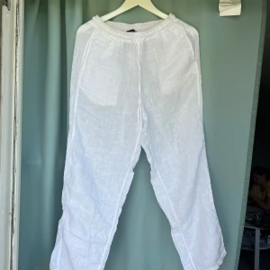 Linnebyxor Chelsea - Extremt fina och sköna linnebyxor från Chelsea, köpta från Zalando. Finns en fläck som jag inte vet går bort. Kan absolut tvättas innan. Flitigt använda men fortfarande i fint skick. 