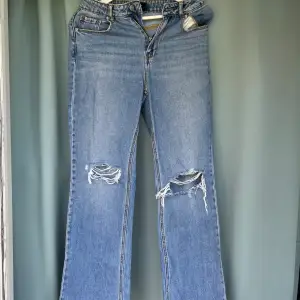 Fina och nästintill oanvända jeans. De är från Vero Moda och har sin charm med slitna detaljer på knäna. 