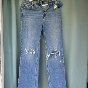 Jeans Vero Moda  - Fina och nästintill oanvända jeans. De är från Vero Moda och har sin charm med slitna detaljer på knäna. 