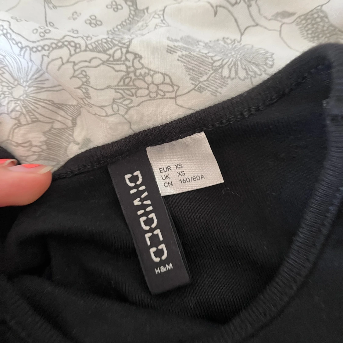 Svart croppad tröja med grön print  - 91