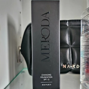 Foundation + Borste - Foundation plus borste- den omtalade Meroda Changing foundation som anpassar sig efter hudtonen🖤Foundationen är endast testad en gång så i princip ny! Och borsten är helt oanvänd och kvar i sin plastförpackning✨️