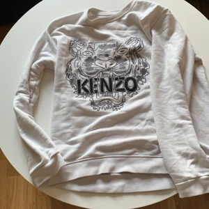 Kenzo sweatshirt vit - Kenzo sweatshirt vit har haft den ett tag men används inte längre för att den är för liten! 