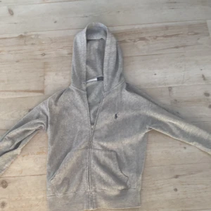 Polo tröja  -  Skitsnygg polo tröja  Storlek Medium  