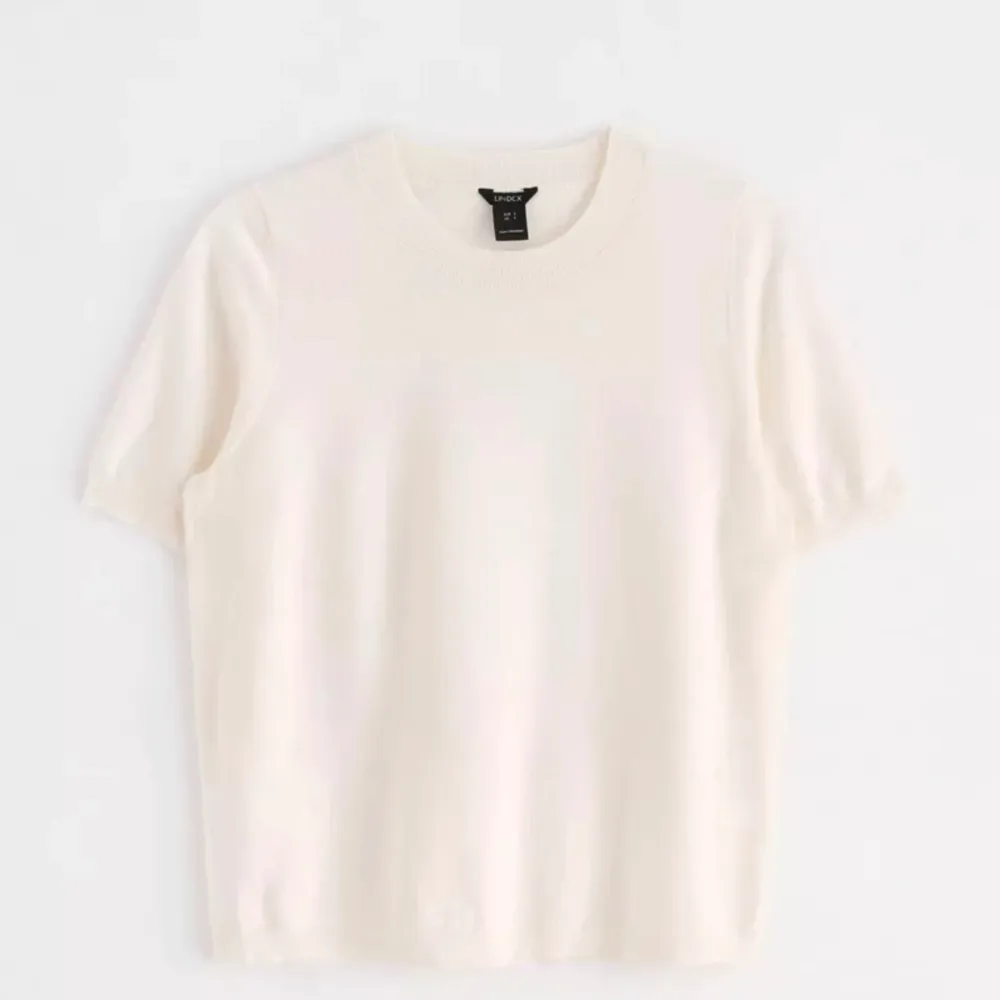 Superfin och skön stickad t shirt från Lindex i storlek s, sparsamt använd💓💓nypris 300kr. T-shirts.