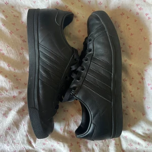 Adidas skor - Snygga svarta adidas sneakers. Skorna har lite defekter men är i generellt bra skick. Skriv om frågor!