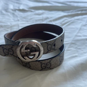 gucci bälte - köptes för 3 år sedan på nk och är i storlek M i barn  sparsamt använd köp vid båda bälterna 1500