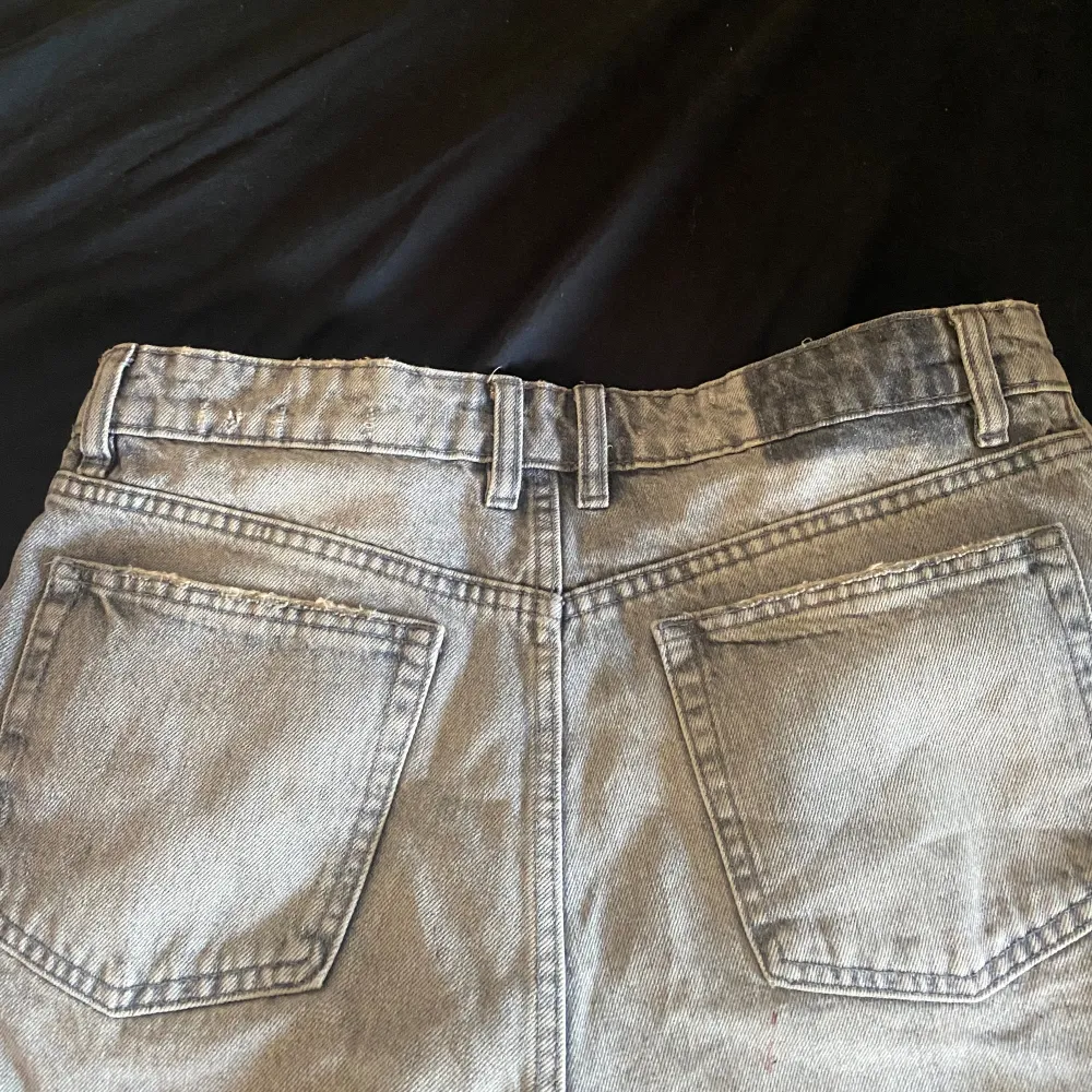 As snygg jeans shorts frpn Zara, säljer dom då dom blivit lite för små ❤️dom är använda Max 5 gånger och är i väldigt bra skick❤️skriv vid frågor och tryck gärna på köp❤️. Shorts.