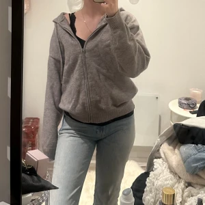 Stickad hoodie - Mysig tröja som jag inte använder längre , den är i bra skick och inga defekter🥰