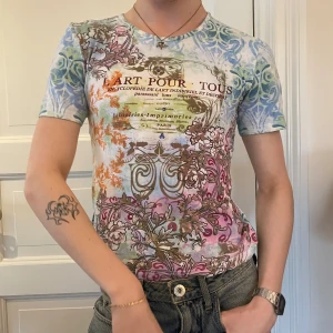 Vintage graphic tee baby tee t-shirt färgglad y2k - Vintage färgglad tight t-shirt / baby tee med sjukaste trycket och strass detaljer 🌷💐🪷 verklgien så skön och jag bara ÄLSKAR