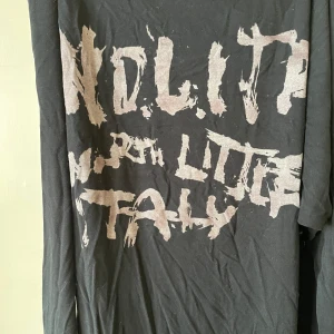 Nikita rockig t-shirt - Långärmad svart t-shirt med tryck fram  Köp bet frakt