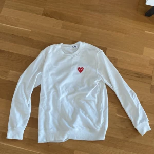 Comme des GARCONS - Tröjan är i mycket bra skick det står att det är storleken L men den sitter som M. Pris kan diskuteras hör av er om ni har några frågor.