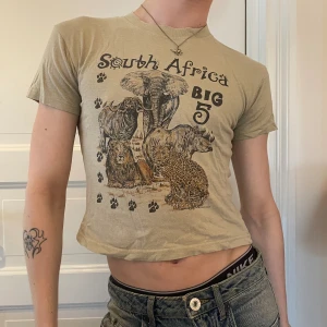 Beige  graphic t-shirt babytee baby tee djur vintage - Vintage beige babytee med tryck av the big 5 🐘🐘⭐️så rolig basic att ha!🌊