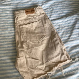 Beiga shorts - Shorts från NA-KD i en bredare modell. 