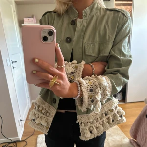 Sommarjacka  - Grön jacka ifrån Zara med detaljer 