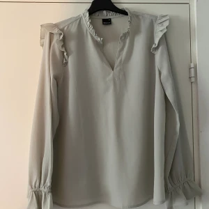 Blus  - Säljer denna fina blusen från Gina Trico i storlek S💘