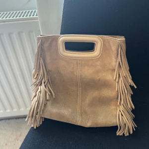 Maje väska - Funderar på att sälja min maje väska då den knappt kommer till användning längre. Den är i ok skick därav säljer jag den till ett billigare pris. 💞🤗